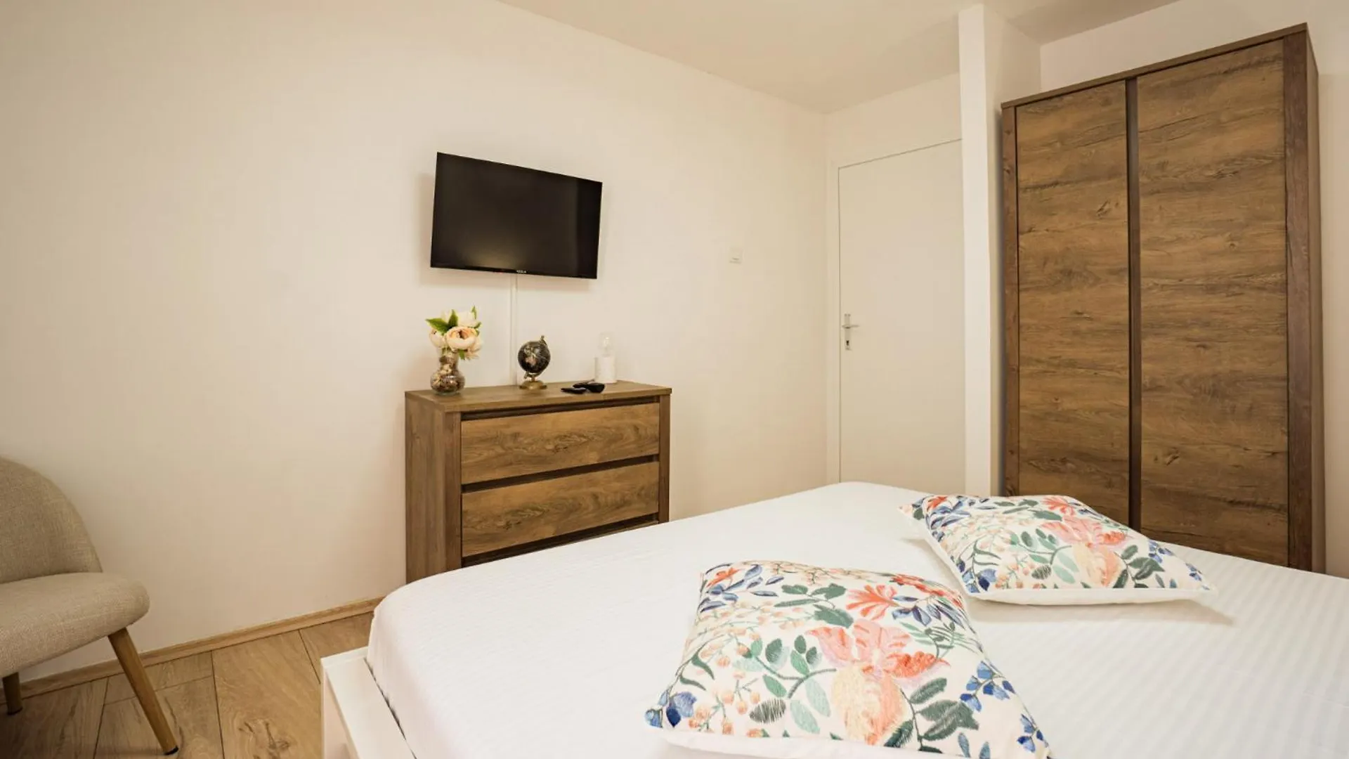 House Plaza Near Beach Pag Town Holiday home